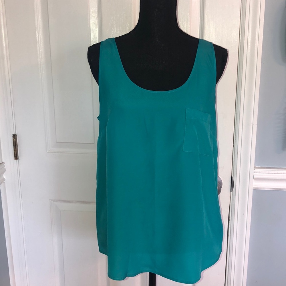 Lightweight, sleeveless blouse